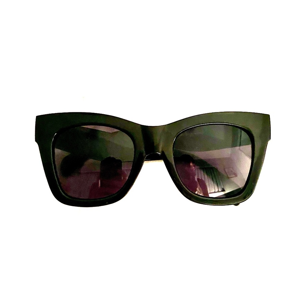 Black oversized sunglasses